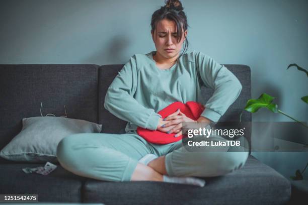 sentirse mal - ciclo de menstruación fotografías e imágenes de stock