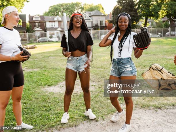 un gruppo diversificato di giovani donne che si prendono una pausa - baseball international foto e immagini stock