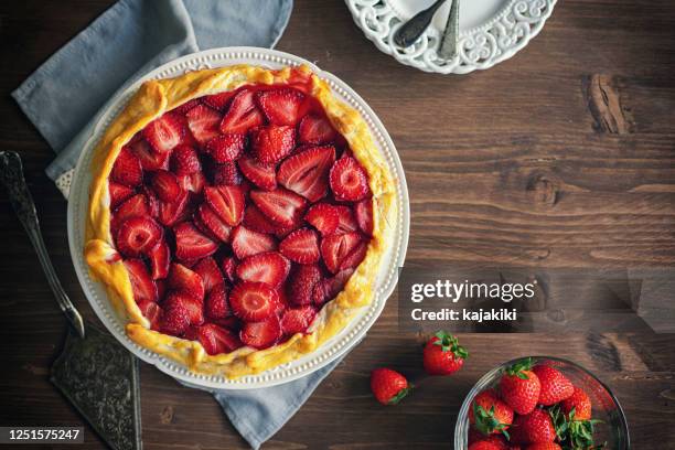 galette alla fragola appena sforata o torta di fragole aperta - crostata di frutta foto e immagini stock