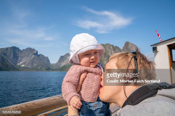 daddy and baby bonding by the scenic harbor - belly kissing stockfoto's en -beelden