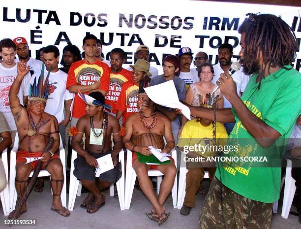 The leader of Pataxo tribe presents during the Conference of the Indigenous Towns of Brazil, 20 April 2000, in Coroa Vermelha, Brazil. Un jefe...