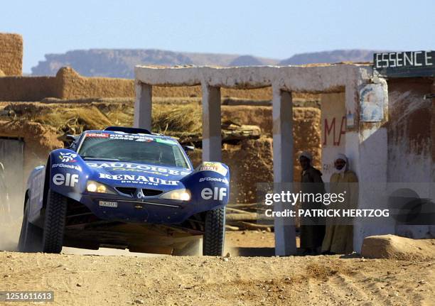 French Jean-Louis Schlesser and Henri Magne drive their Schlesser-Megane 05 January 2001, during the fifth stage of Paris Dakar rally going from Er...