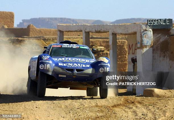 Spanish Jose Maria Servia and French Jean-Marie Lurquin drive their Schlesser-Megane 05 January 2001, during the fifth stage of Paris Dakar rally...