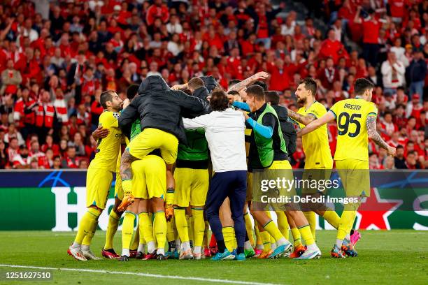 Romelu Lukaku of FC Internazionale celebrates after scoring his team's second goal with teammates during the UEFA Champions League quarterfinal first...