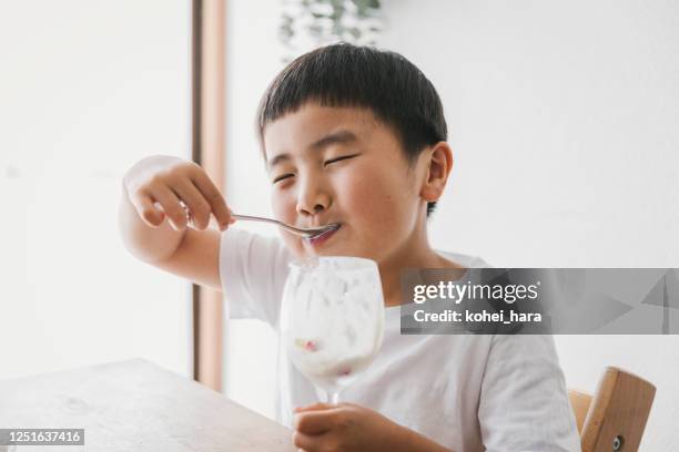 junge essen eine erdbeere parfait zu hause. - cute japanese boy stock-fotos und bilder