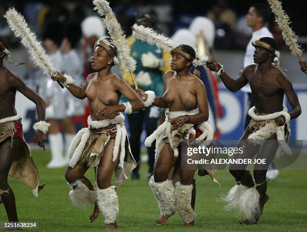 Zulu dancers perform at Durban stadium before the start of the friendly soccer match, opposing South Africa and England here, 22 May 2003. AFP PHOTO...