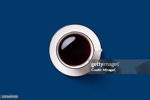 black coffee on blue - café vu de haut photos et images de collection