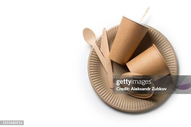 disposable eco-friendly tableware made of biodegradable raw materials and paper, for fast food on a white background. - a plate made of paper stock-fotos und bilder