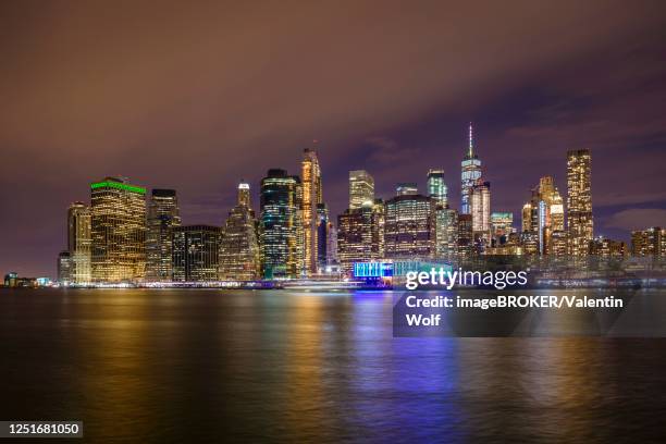 view from pier 1 at night over the east river to the skyline of lower manhattan, dumbo, downtown brooklyn, brooklyn, new york, usa - east river stock pictures, royalty-free photos & images