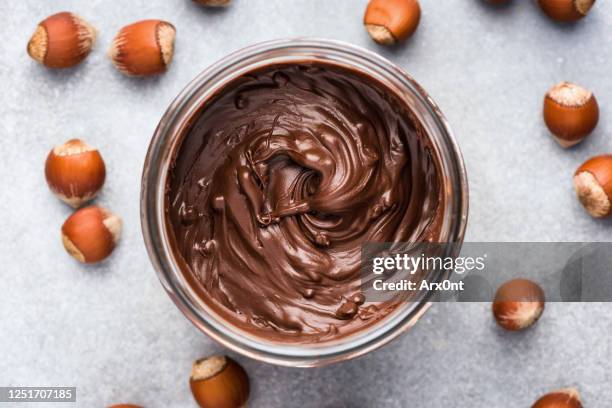 chocolate hazelnut spread jar - polvo de cacao fotografías e imágenes de stock