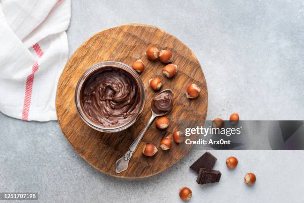 chocolate hazelnut spread in jar - nougat fotografías e imágenes de stock