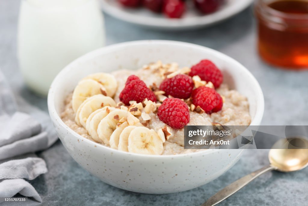 Porridge oats with raspberry and banana
