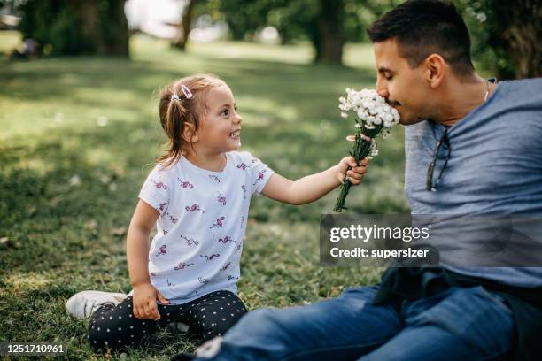 padre e figlia trascorrono del tempo di qualità insieme - man giving flowers foto e immagini stock