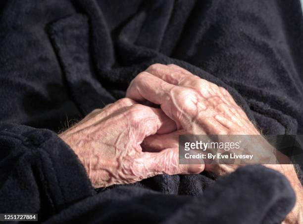 senior mans hands - thin 個照片及圖片檔