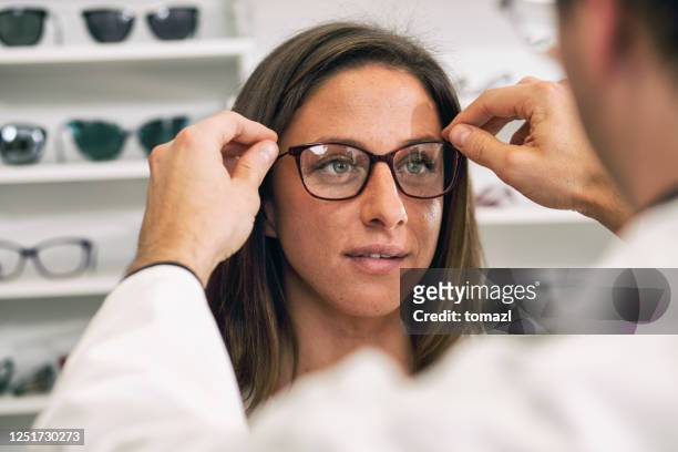 comprar nuevos anteojos - optical instrument fotografías e imágenes de stock