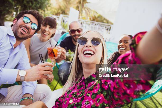 amis célébrant l’extérieur d’anniversaire dans une belle journée d’été - apéritif photos et images de collection