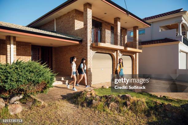 vrienden die samen lopen - perth stockfoto's en -beelden