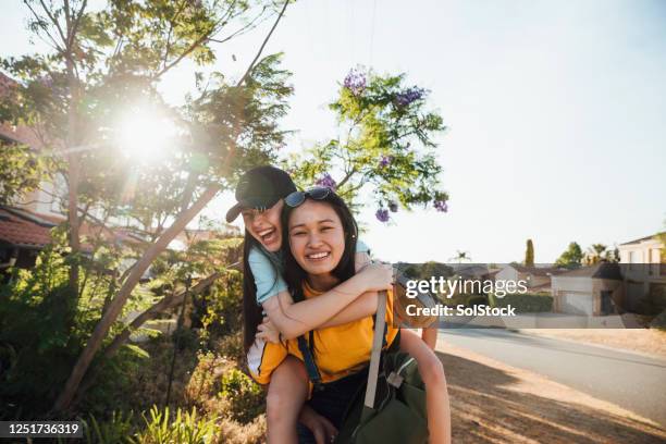 gib mir ein schweinchen zurück! - young asian friends hugging stock-fotos und bilder