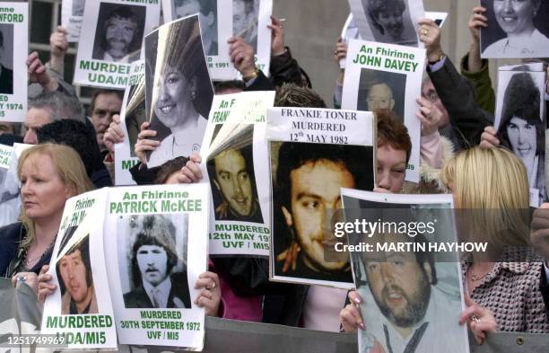 Irish Republicans protest on the steps of the MI5 building in London, 04 February 2004, over the deaths of family members killed in Northern Ireland...