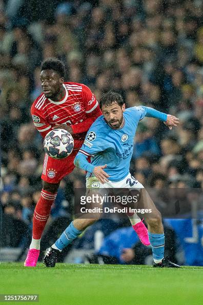 Alphonso Davies of Bayern Muenchen and Bernardo Silva of Manchester... Photo d'actualité - Getty Images
