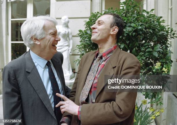 Jorge Semprun , écrivain espagnol, lauréat du prix Fémina Vacaresco pour son essai "L'Ecriture et la Vie", pose en compagnie de l'écrivain français...