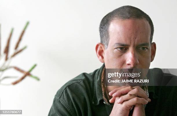 El escritor peruano Sergio Bambaren responde preguntas en entrevista para la AFP el 27 de octubre de 2004. Bambaren, calificado como el escritor...