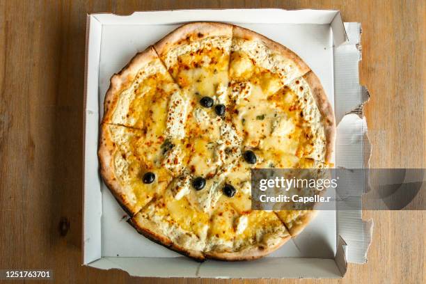 nourriture - snacking - pizza 4 fromages - 4 section stock pictures, royalty-free photos & images
