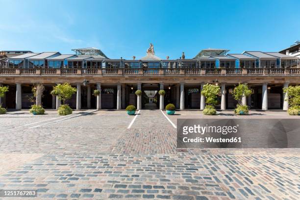 uk, london, empty covent garden market and square on a sunny day - covent garden 個照片及圖片檔