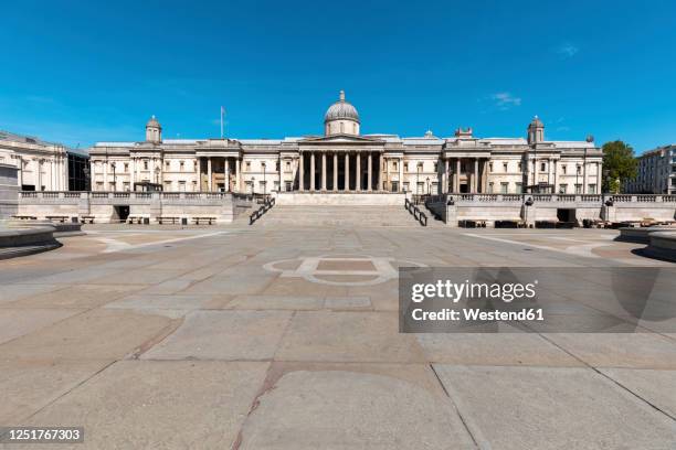 uk, london, trafalgar square and the national gallery building on a sunny day - trafalgar square stockfoto's en -beelden