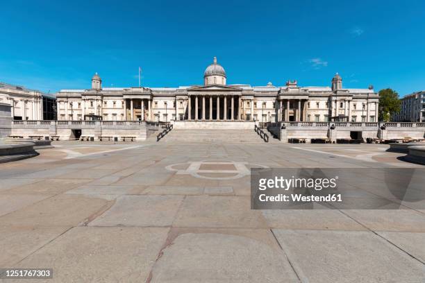 uk, london, trafalgar square and the national gallery building on a sunny day - lockdown 個照片及圖片檔