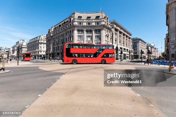 uk, london, red double decker on oxford circus - london red bus photos et images de collection