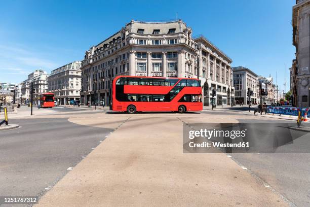 uk, london, red double decker on oxford circus - london buses stockfoto's en -beelden