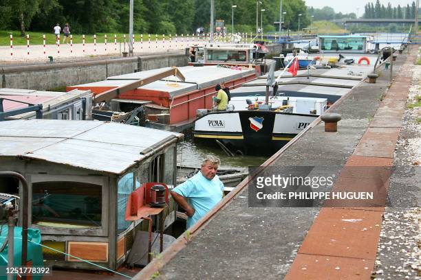 Canal Deûle-Escaut à Roubaix: entre tourisme fluvial et rénovation urbaine". Des péniches attendent le 11 juillet 2007 avant de passer l'écluse de...