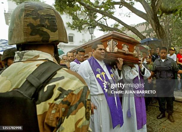 Varios miembros de la iglesia venezolana custodiados por militares y policias portan el fenetro del cardenal Ignacio Velasco, quien fallecio el...