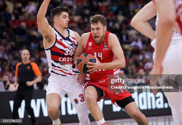 Sasha Vezenkov, #14 of Olympiacos Piraeus competes with Daulton Hommes, #34 of Cazoo Baskonia Vitoria Gasteiz during the 2022-23 Turkish Airlines...