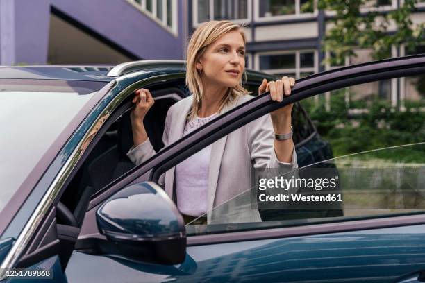 portrait of car driver looking at distance - entrando fotografías e imágenes de stock