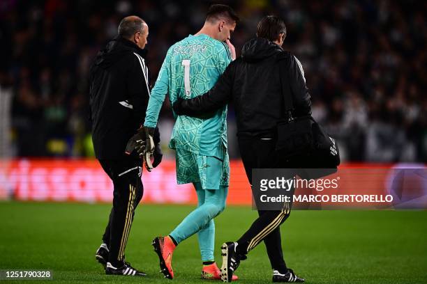 Juventus' Polish goalkeeper Wojciech Szczesny leaves the pitch to be subsituted after he suffered from a chest pain during the UEFA Europa League...