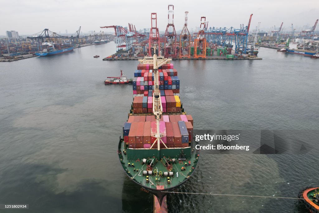 Container Tanjung Tug boats guides the Spirit of Mumbai container ship into Tanjung ...