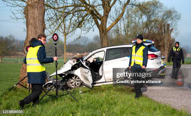 April 2023, Hamburg: A wrecked car stands against a tree after a traffic accident in the Allermöhe district. While fleeing from the police, the...