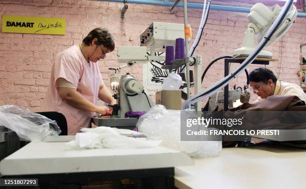 Des personnes travaillent, le 17 octobre 2005 à l'usine Depature, une unité de production de Damart à Roubaix. La marque Damart , qui n'avait plus...