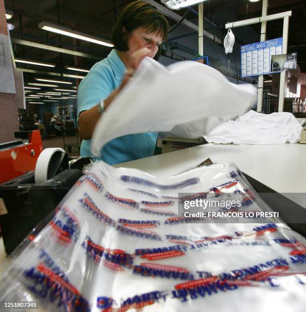 Une personne travaille, le 17 octobre 2005 à l'usine Depature, une unité de production de Damart à Roubaix. La marque Damart , qui n'avait plus fait...