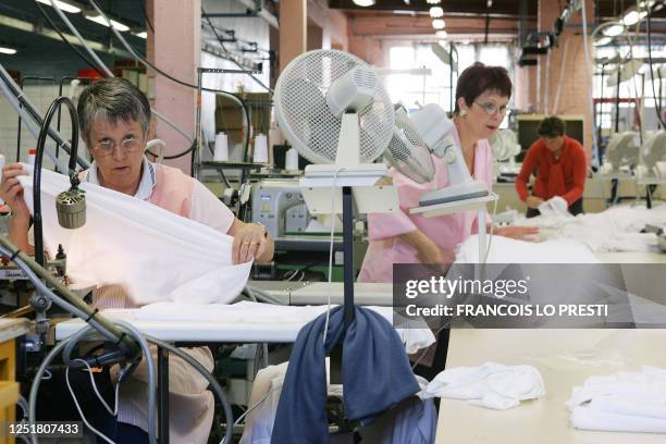 Des personnes travaillent, le 17 octobre 2005 à l'usine Depature, une unité de production de Damart à Roubaix. La marque Damart , qui n'avait plus...