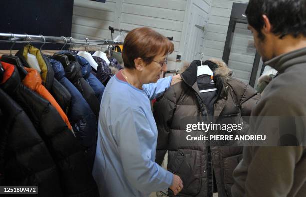 Une employée de la marque Pyrenex présente une doudoune, le 15 janvier 2011 dans les locaux de l'usine à Saint-Sever. Depuis plus de 150 ans,...