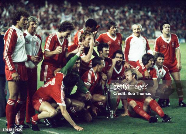 Nottingham Forest line up for a group photo as they celebrate with the trophy after winning the European Cup final between Nottingham Forest and...