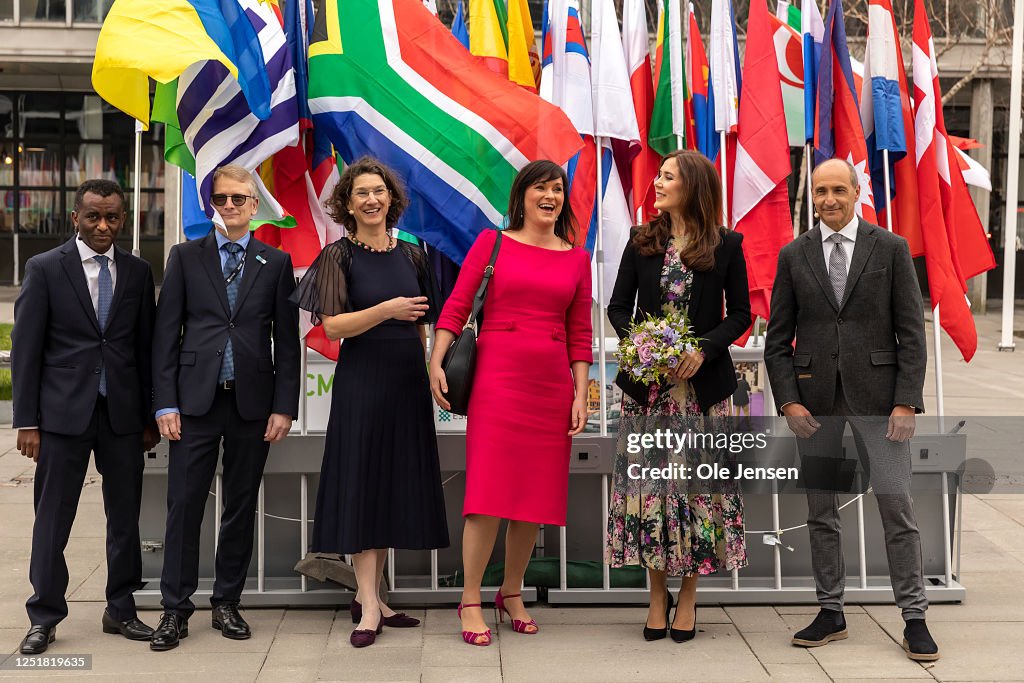 CASA REAL DE DINAMARCA - Página 98 Crown-princess-mary-of-denmark-poses-at-arrival-together-with-chris-fearne-deputy-prime