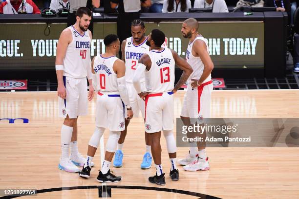 Russell Westbrook, Ivica Zubac, Kawhi Leonard, Nicolas Batum and Paul George of the LA Clippers huddle up during the game against the Memphis...