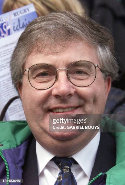 Le président de l'International Board, le Gallois Vernon Pugh, sourit, assis dans les tribunes, le 12 décembre au stade Jean Bouin à Paris, avant le...