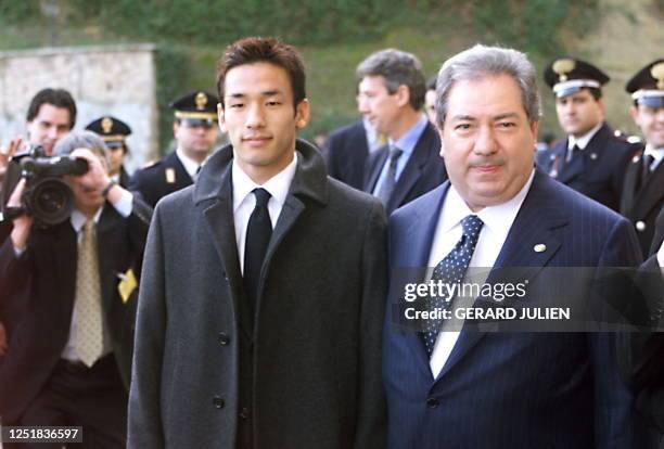 Perugia's Japanese soccer player Hidetoshi Nakata arrives with the club's president Luciano Gaucci at Villa Madama in Rome 09 January for a lunch...