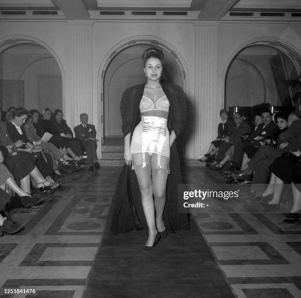 Photo reçue en mars 1953 d'un mannequin présentant lingerie et bas nylon lors d'un défilé de mode.