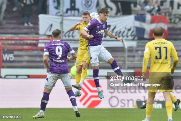 Robin Fellhauer of Elversberg Leandro Putaro of Osnabrueck attle for the ball during the 3. Liga match between VfL Osnabrück and SV 07 Elversberg at...